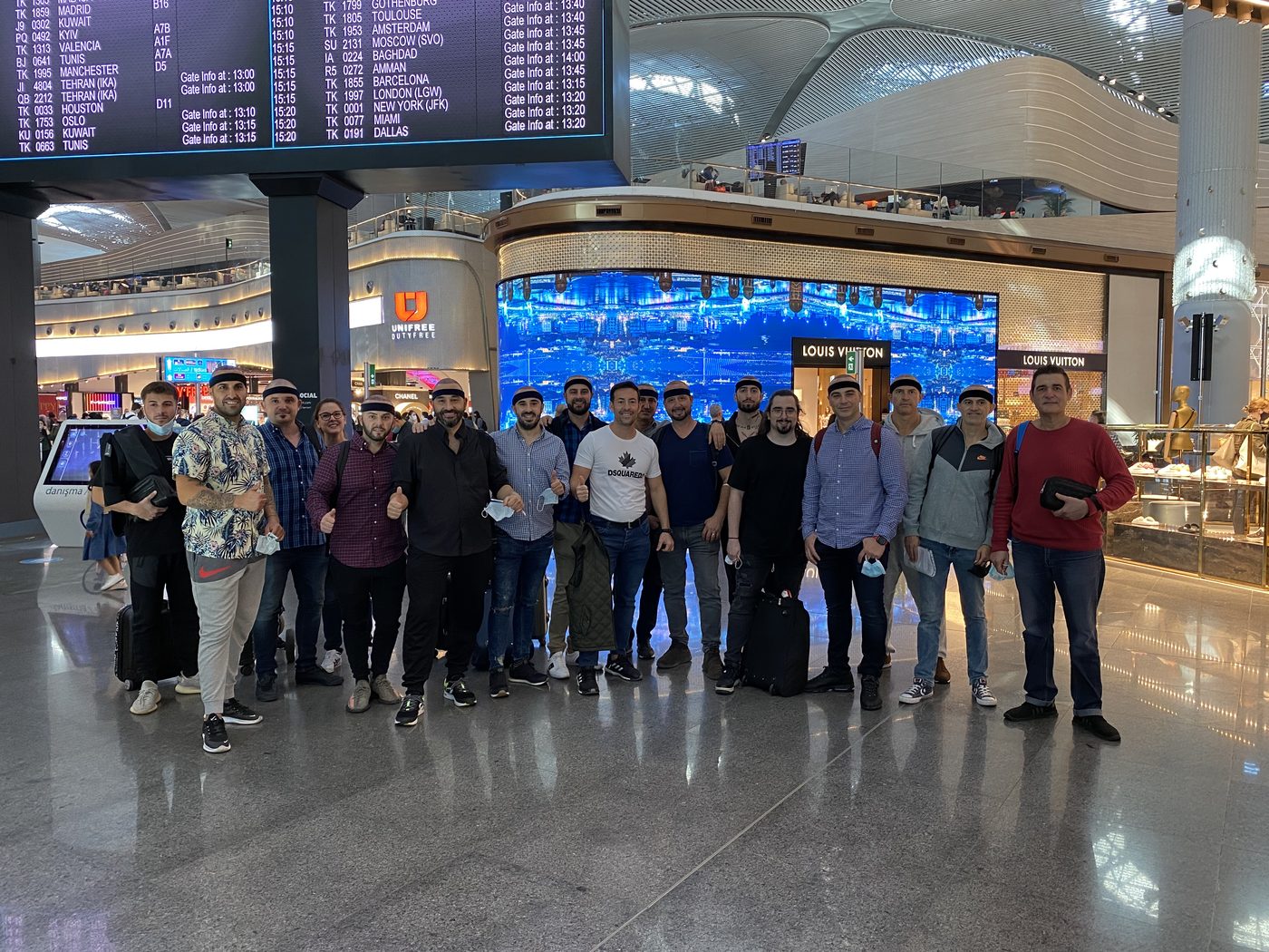 David Beltrán con su grupo de pacientes en el aeropuerto de Estambul, listos para su injerto capilar DHI con ESTEPERA